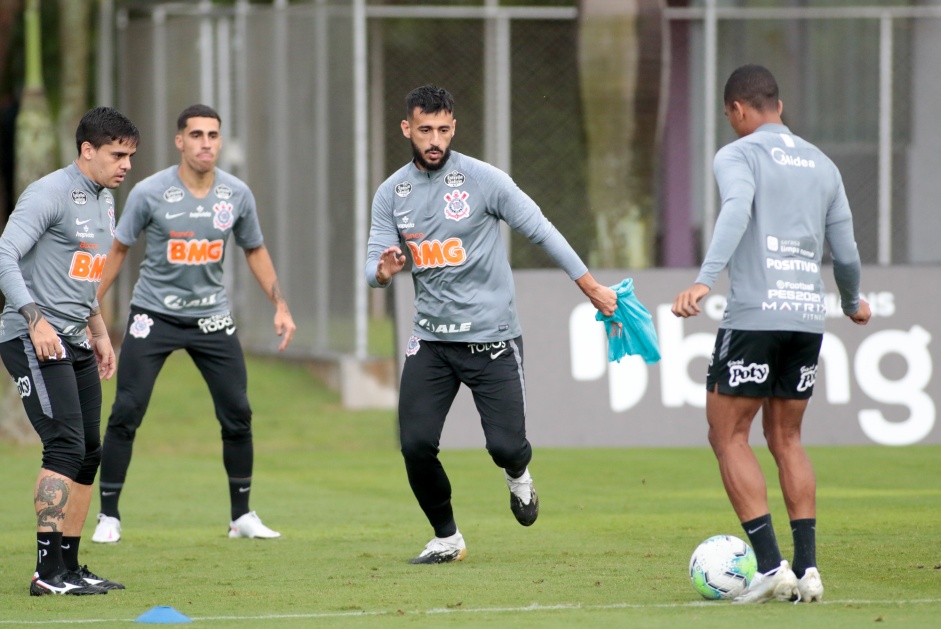 Fagner, Gabriel e Camacho na atividade da tarde desta terça-feira (20), no CT Dr. Joaquim Grava