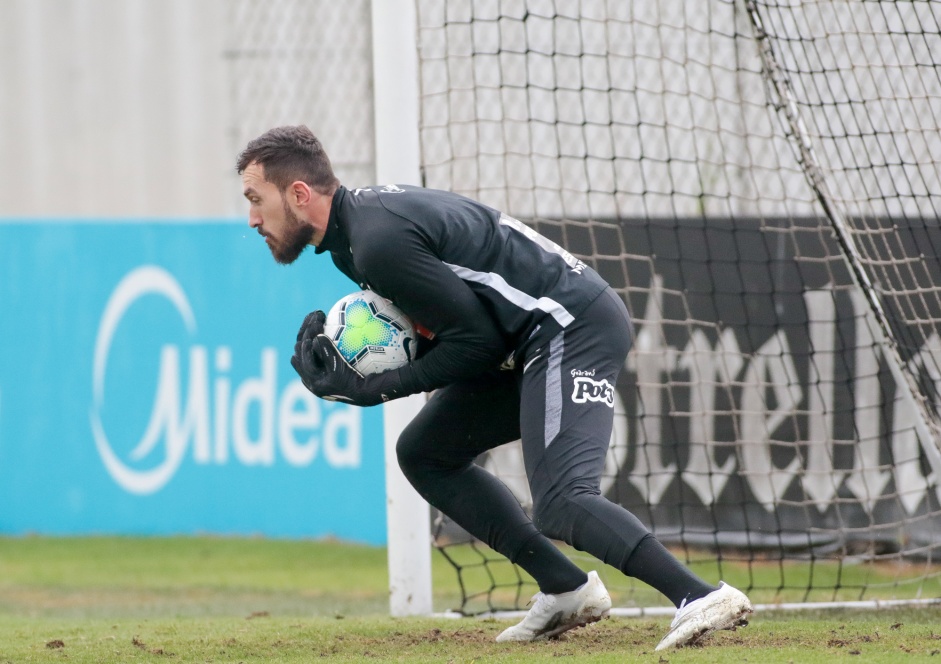 Goleiro Walter na atividade da tarde desta terça-feira (20), no CT Dr. Joaquim Grava