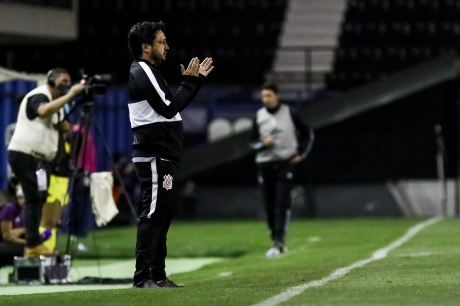 Arthur Elias no jogo contra o Santos, pelo Paulisto Feminino