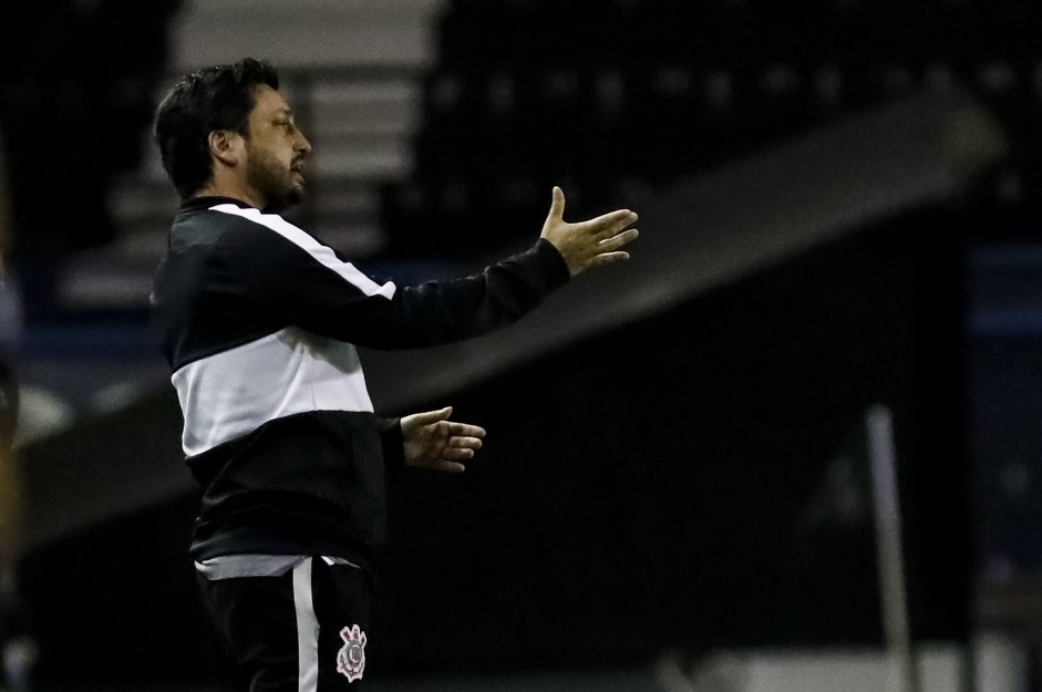 Arthur Elias no jogo contra o Santos, pelo Paulistão Feminino