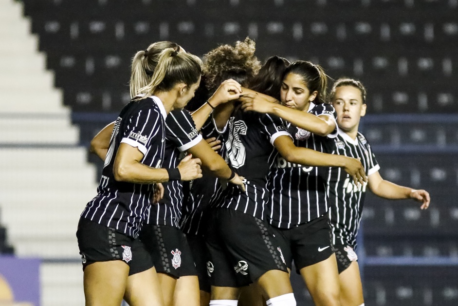 Jogadoras do Corinthians comemoram vitria sobre o Santos, pelo Paulista Feminino
