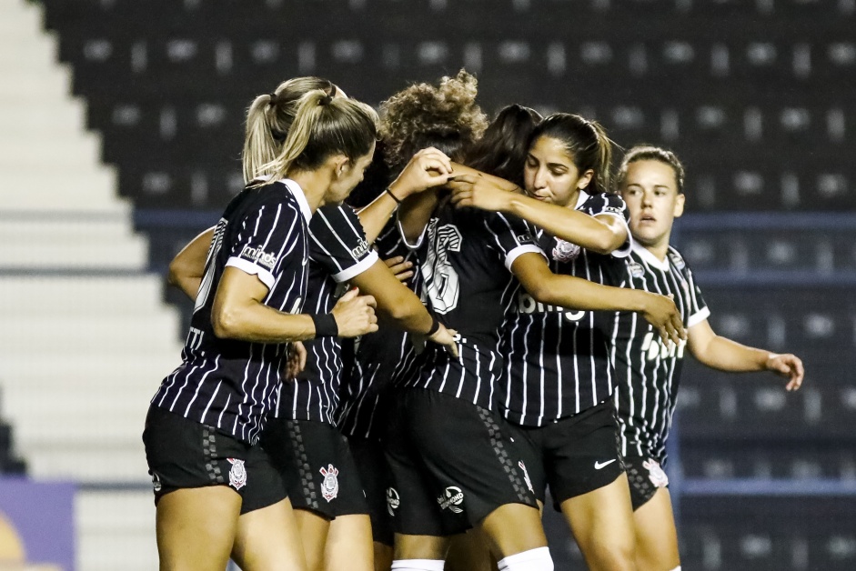 Jogadoras do Corinthians comemoram vitória sobre o Santos, pelo Paulista Feminino