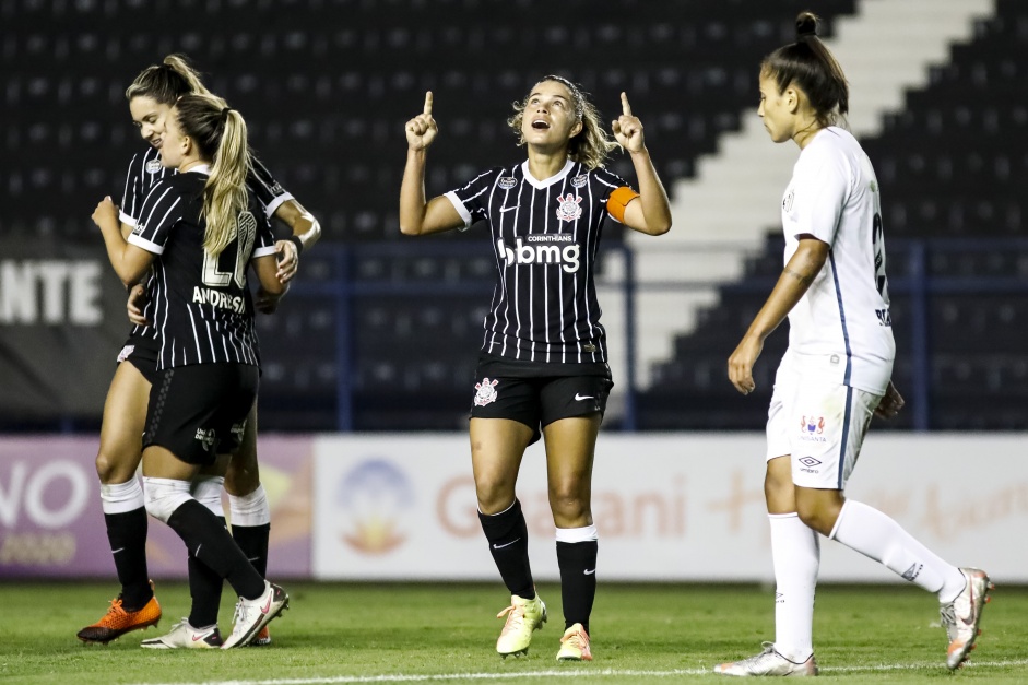 Tamires comemora seu gol contra o Santos, pelo Paulistão Feminino