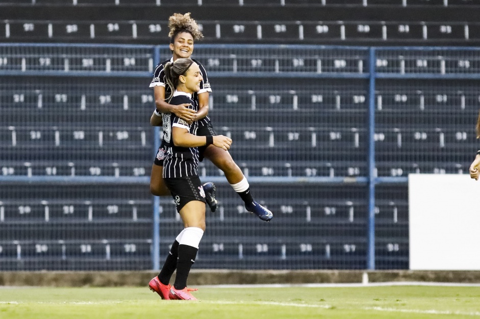 Jogadoras do Corinthians comemorando gol contra o Santos, pelo Paulista Feminino