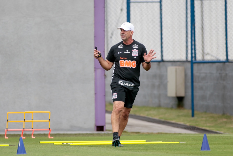 Flávio de Oliveira, novo preparador físico do Timão, na manhã deste sábado, no CT Joaquim Grava