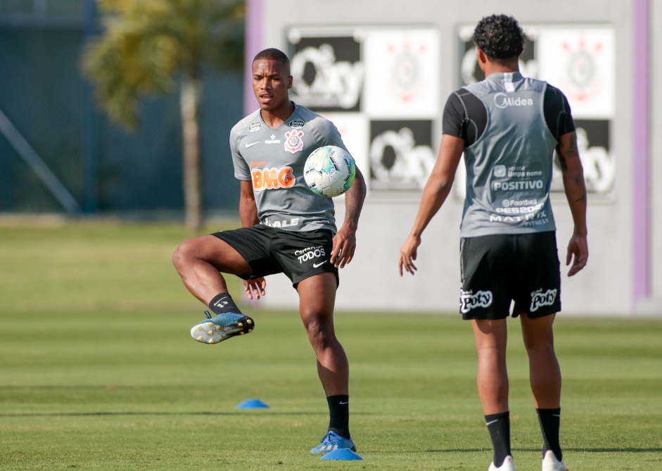 Jovem Xavier no treino desta sexta-feira no CT Joaquim Grava