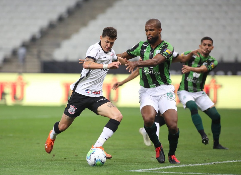 Mateus Vital em ao no jogo contra o Amrica-MG pela Copa do Brasil 2020