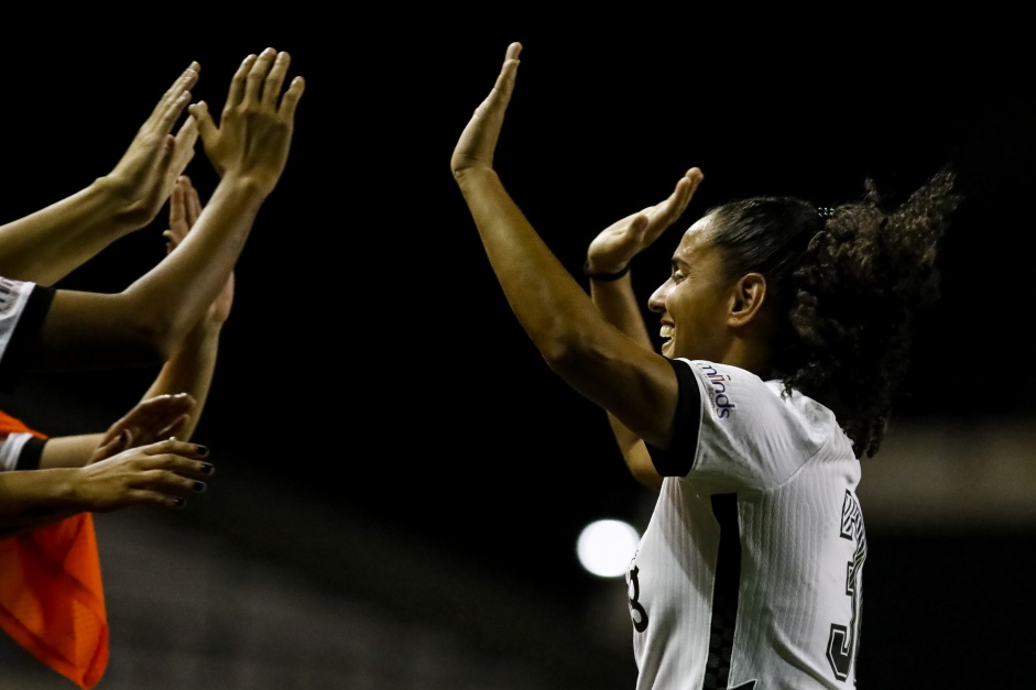 Suellen na goleada por 11 a 0 sobre o Nacional, pelo Paulista Feminino