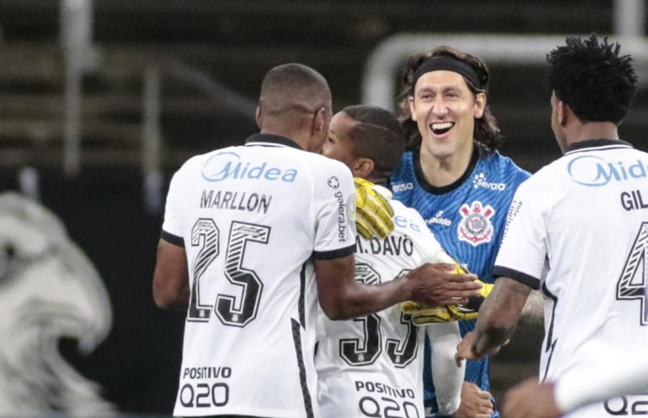 Elenco comemora gol de Dav contra o Internacional, pelo Brasileiro, na Neo Qumica Arena