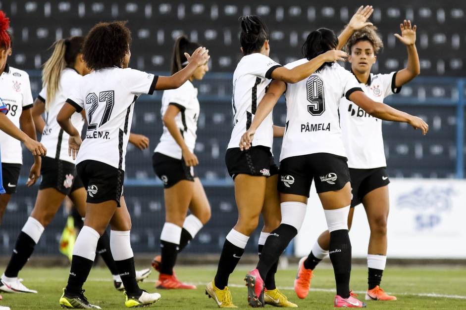 Jogadoras do Corinthians feminino no duelo diante o Nacional, pelo Paulistão