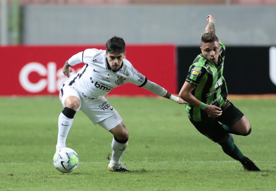 Fagner em ação no jogo contra o América-MG, na Arena Independência pelas oitavas da Copa do Brasil