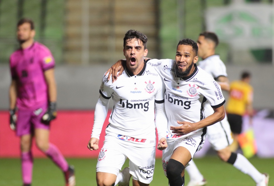Fagner marca para o Corinthians no jogo contra o América-MG