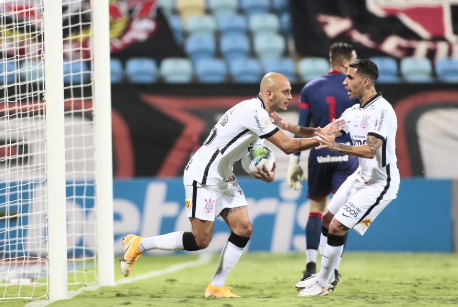 De pnalti, Fbio Santos marcou o gol de empate contra o Atltico-GO, pelo Brasileiro