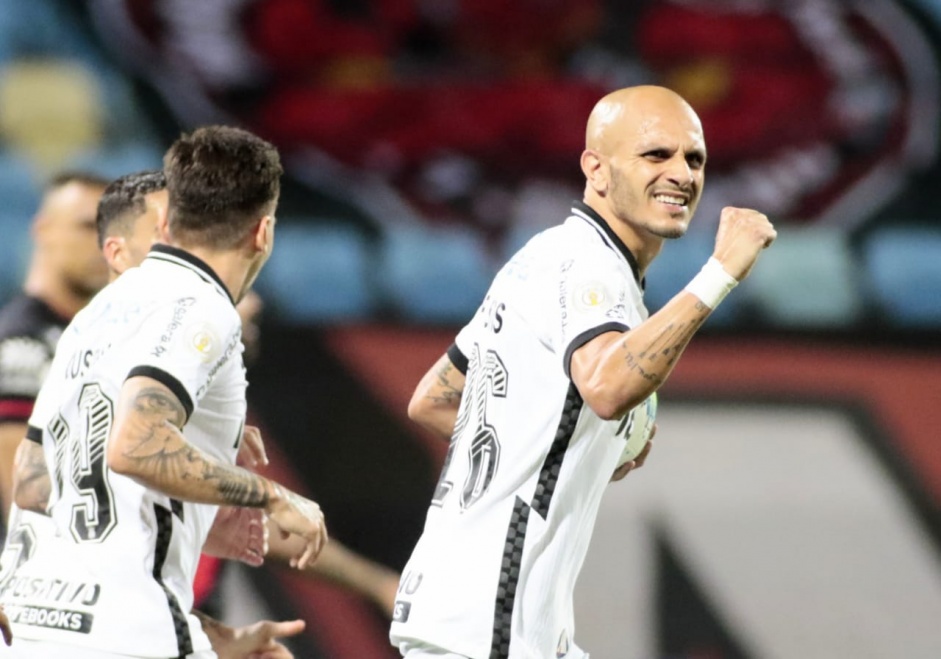 Fbio Santos comemorando seu gol contra o Atltico-GO, pelo Brasileiro