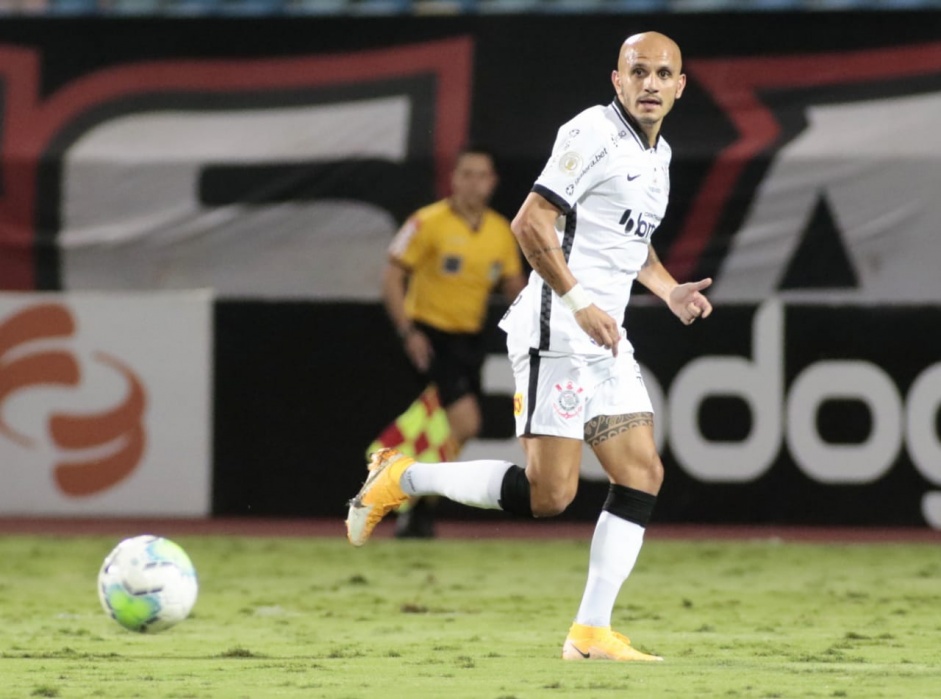 Fábio Santos na partida contra o Atlético-GO, pelo Campeonato Brasileiro