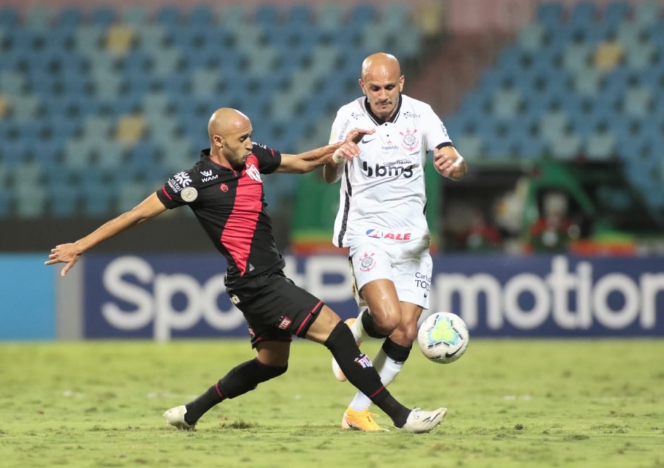 Fábio Santos no duelo contra o Atlético-GO, pelo Campeonato Brasileiro
