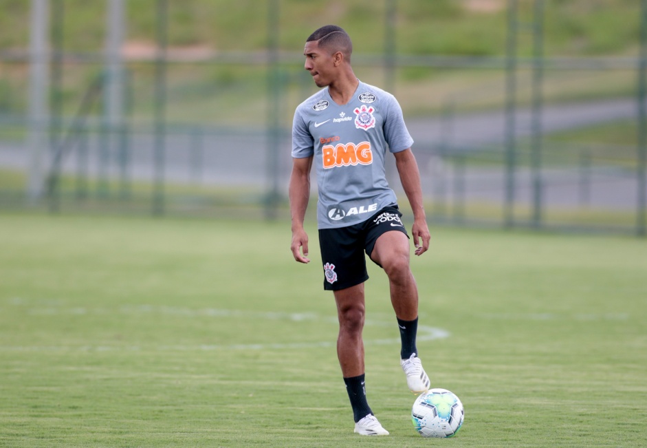 Matheus Dav no treino da manh desta sexta-feira, no CT do Coimbra, em Contagem-MG