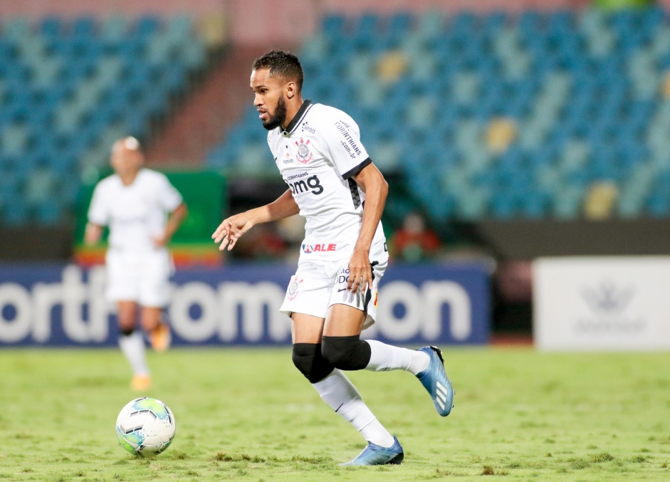 Everaldo no jogo contra o Atlético-GO, pelo Brasileirão