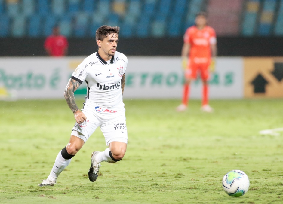 Fagner no jogo contra o Atlético-GO, pelo Brasileirão