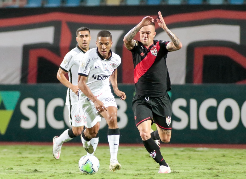 Gabriel e Davó no jogo contra o Atlético-GO, pelo Brasileirão