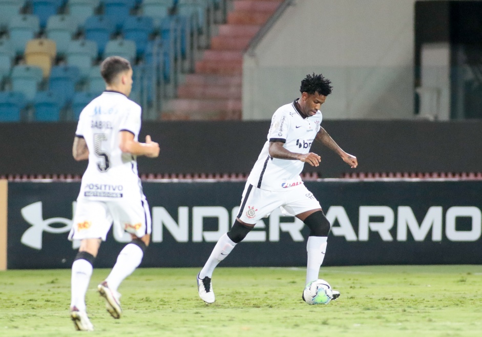 Gil no jogo contra o Atlético-GO, pelo Brasileirão