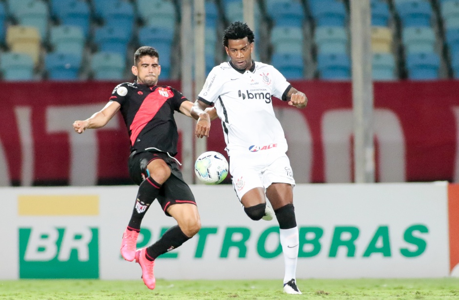 Gil no jogo contra o Atltico-GO, pelo Brasileiro