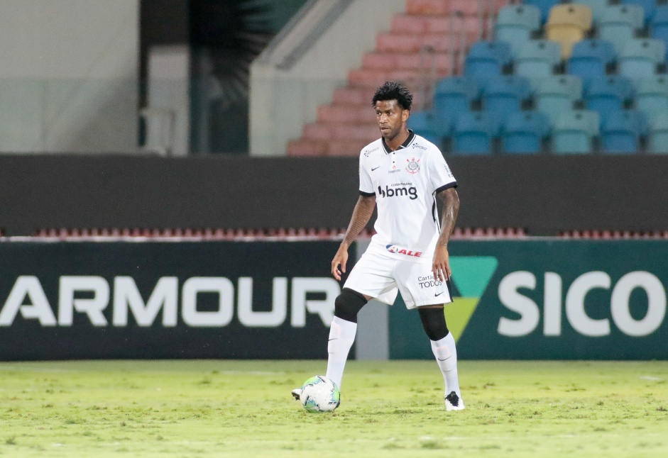 Gil no jogo contra o Atlético-GO, pelo Brasileirão
