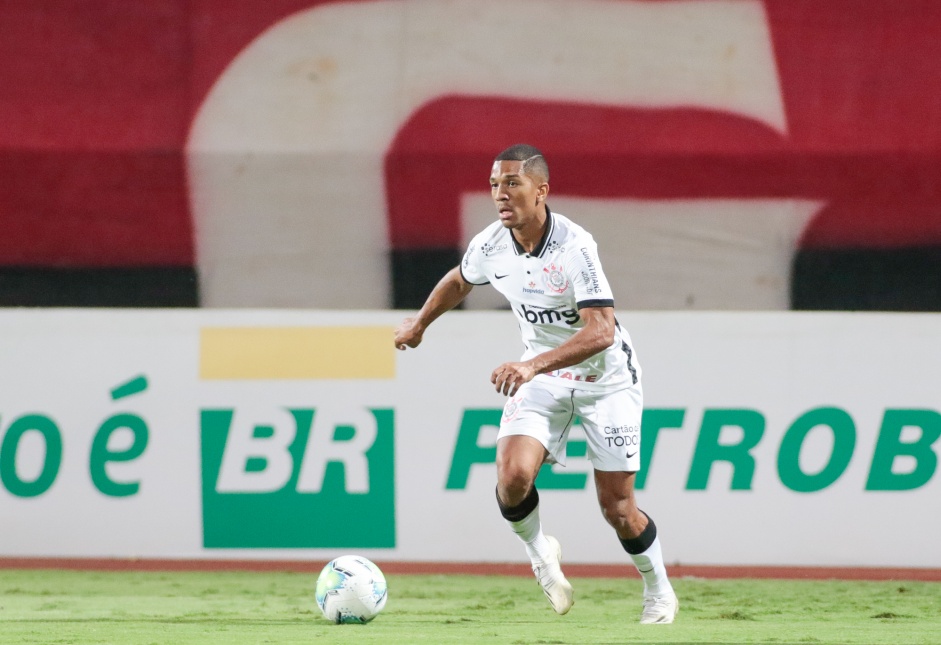 Matheus Davó no jogo contra o Atlético-GO, pelo Brasileirão