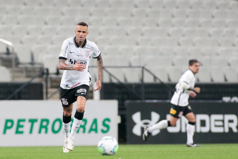 Meia-atacante Luan na derrota para o Atltico Mineiro, na Neo Qumica Arena, pelo Brasileiro