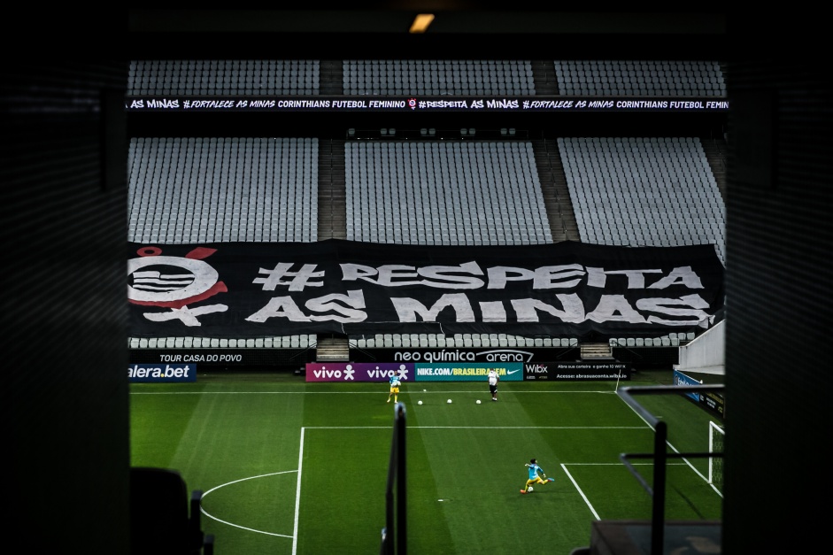 Bandeiro na Neo Qumica Arena durante semifinal do Brasileiro Feminino, contra o Palmeiras