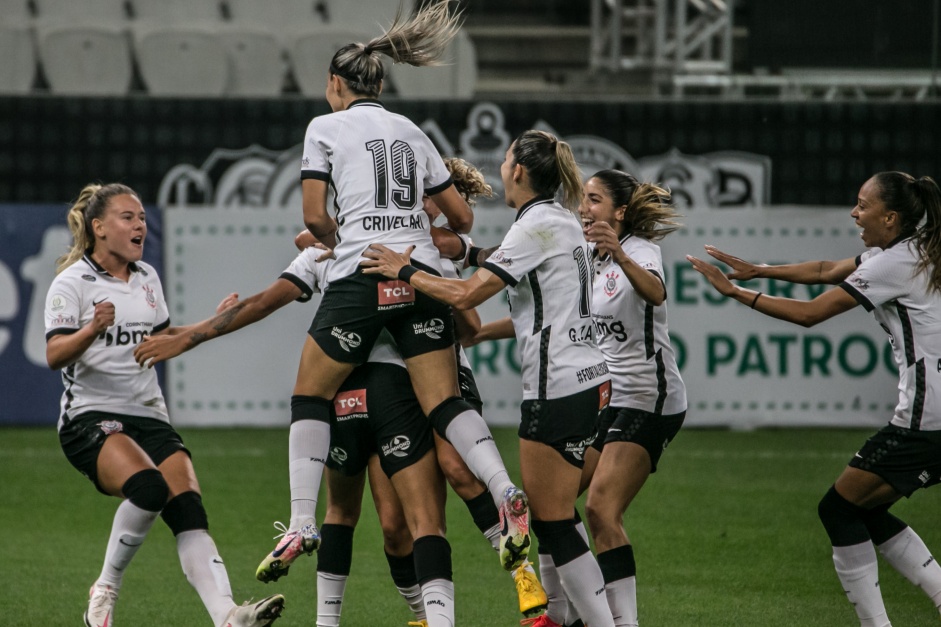 Jogadoras do Corinthians comemoram gol contra o Palmeiras, pela semifinal do Brasileiro Feminino
