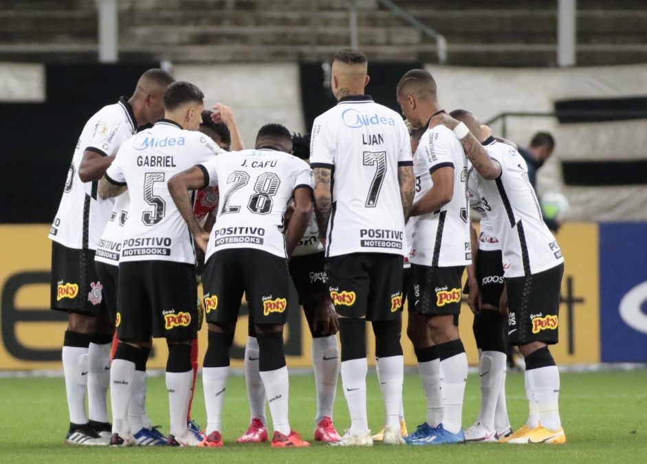 Elenco do Corinthians reunido para o incio do jogo contra o Grmio