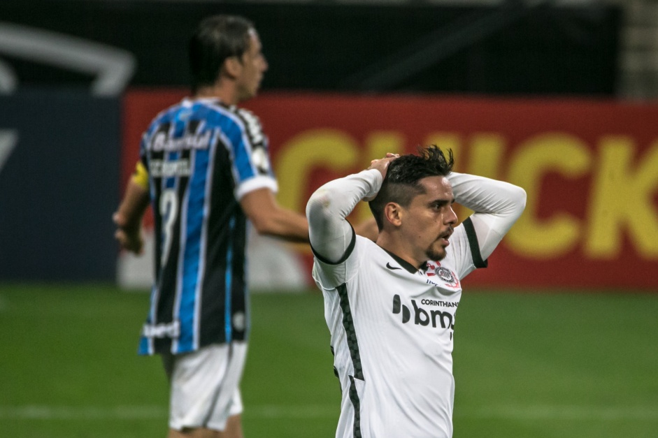 Fagner inconformado com o gol perdido diante o Grêmio, na Neo Química Arena