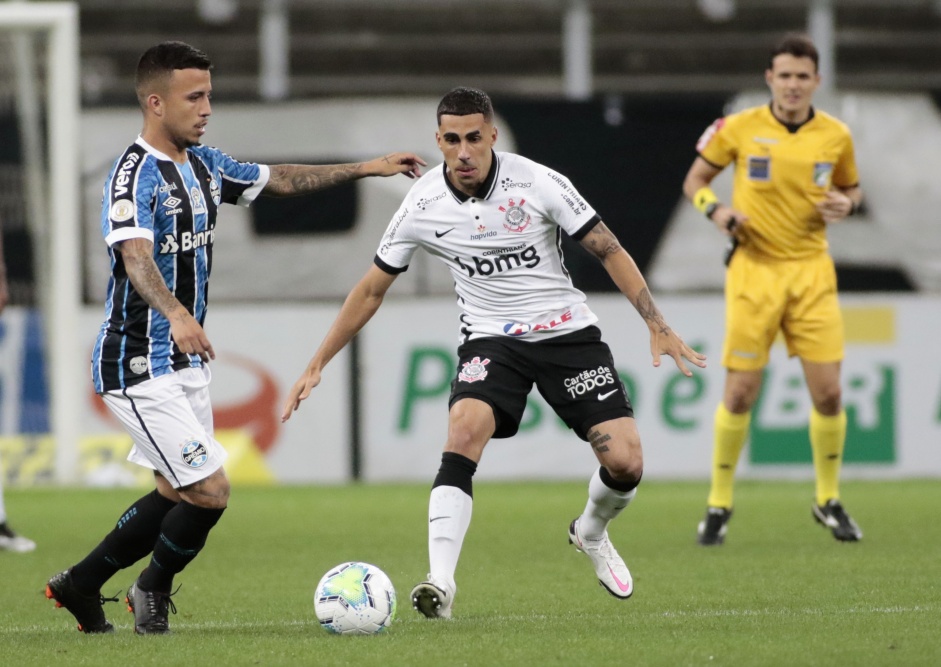 Gabriel na partida diante o Grmio, pelo Campeonato Brasileiro, na Neo Qumica Arena