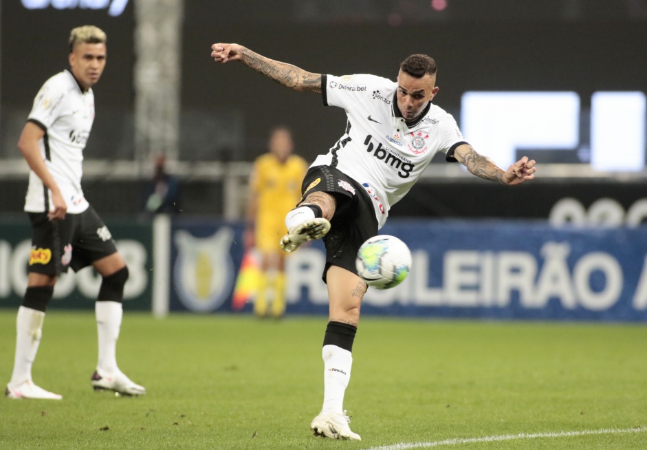 Meia-atacante Luan na partida diante o Grmio, pelo Campeonato Brasileiro, na Neo Qumica Arena