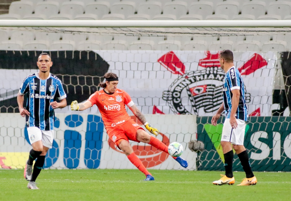 Cássio em ação no jogo contra o Grêmio pelo campeonato brasileiro