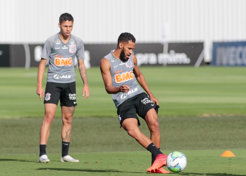 Gabrel Pereira e Everaldo no primeiro treino do Corinthians aps empate contra o Grmio