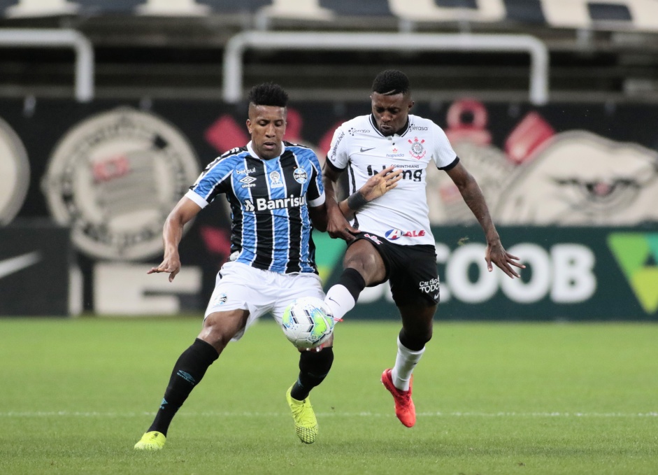 Jogadores em ao no jogo contra o Grmio pelo campeonato brasileiro