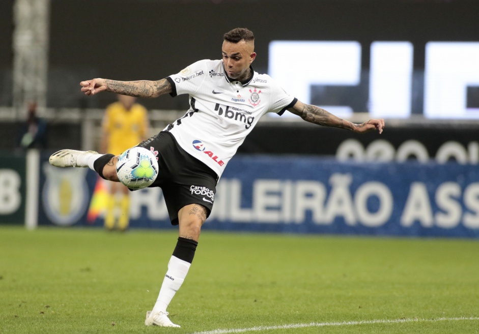 Luan em ao no jogo contra o Grmio pelo campeonato brasileiro