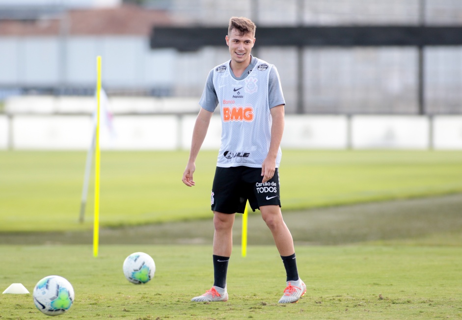 Lucas Piton no primeiro treino do Corinthians aps empate contra o Grmio