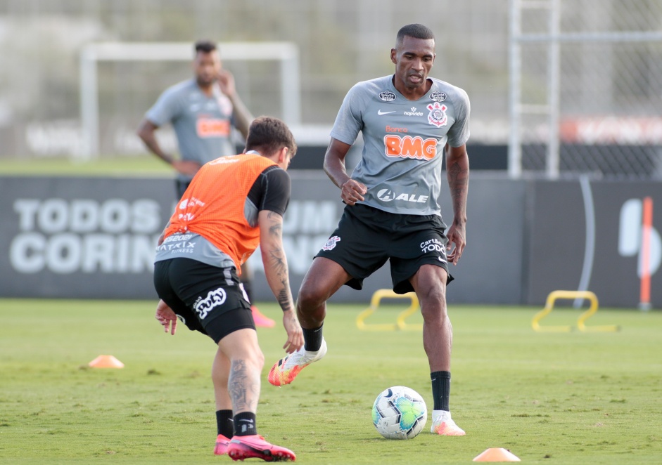 Marllon no primeiro treino do Corinthians aps empate contra o Grmio