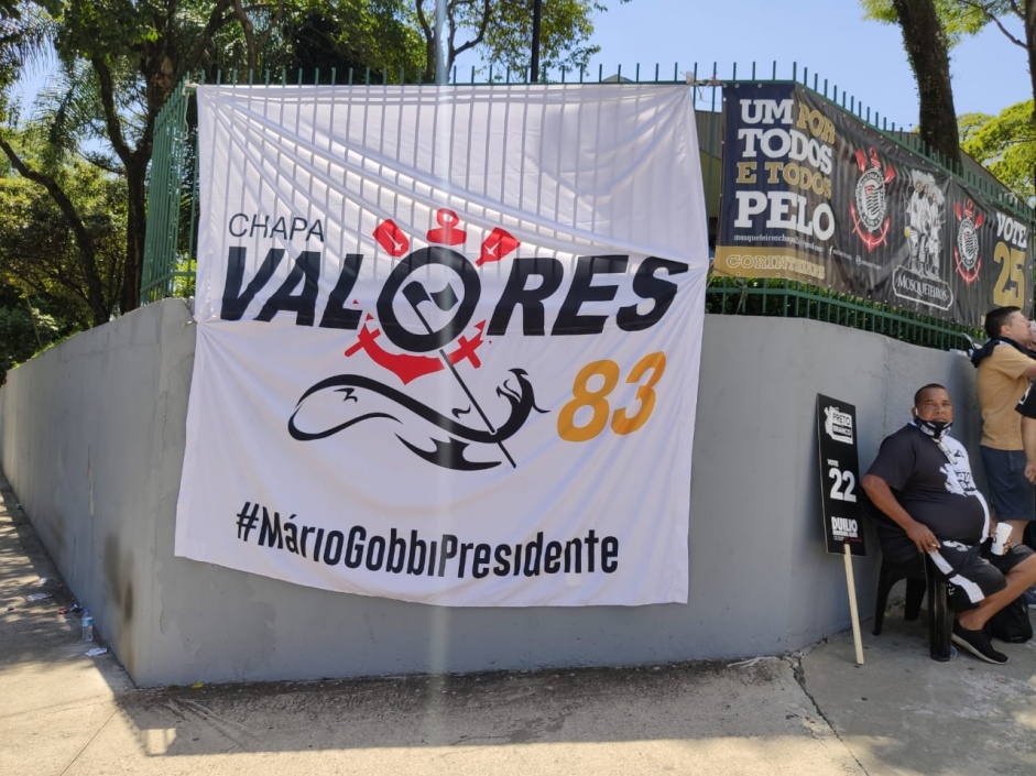 Apoiadores de Mrio Gobbi nas ruas prximas ao Parque So Jorge