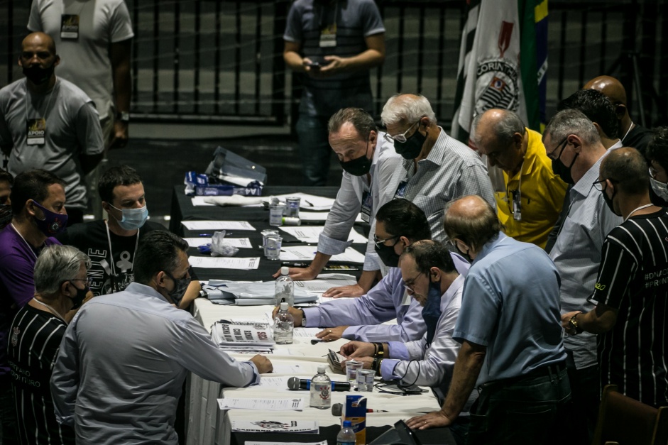 Apuração dos votos para presidente do Corinthians, no ...