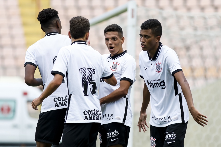 Richard e companheiros durante goleada sobre o Sport, pelo Campeonato Brasileiro Sub-20