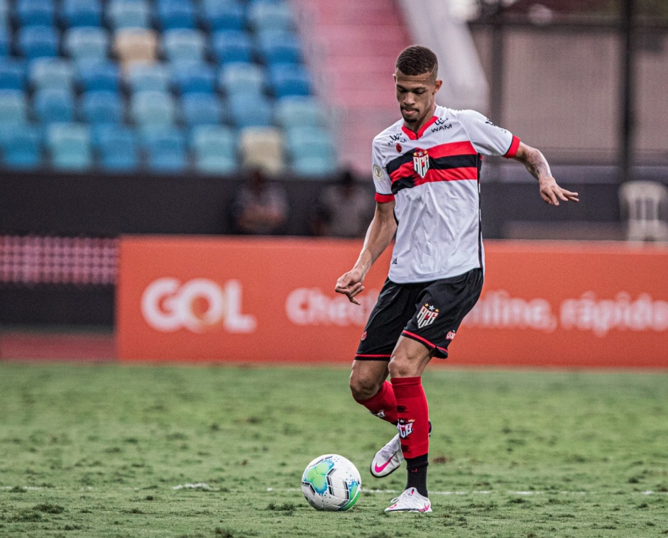 Aos 22 anos, João Victor é titular do Atlético-GO Aos 22 anos, João Victor é titular do Atlético-GO