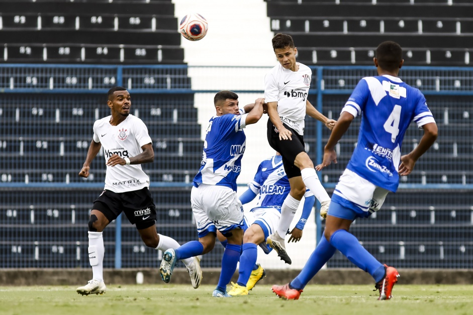Vitinho e Matheus durante vitória sobre o Taubaté pelo ...