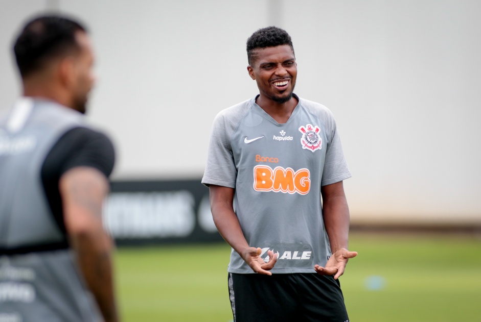 Zagueiro Jemerson durante treino desta quinta-feira no CT Joaquim Grava