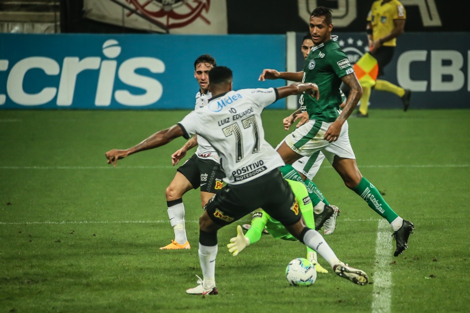 Atacante J durante partida contra o Gois, pelo Campeonato Brasileiro, na Neo Qumica Arena