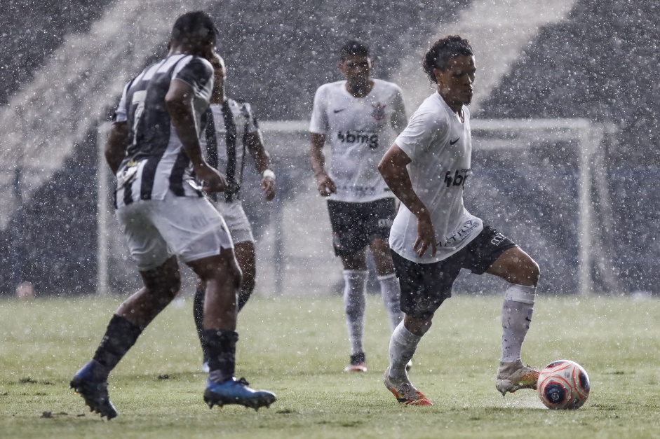 Reginaldo durante duelo contra o Santos, pelo Campeonato Paulista Sub-20
