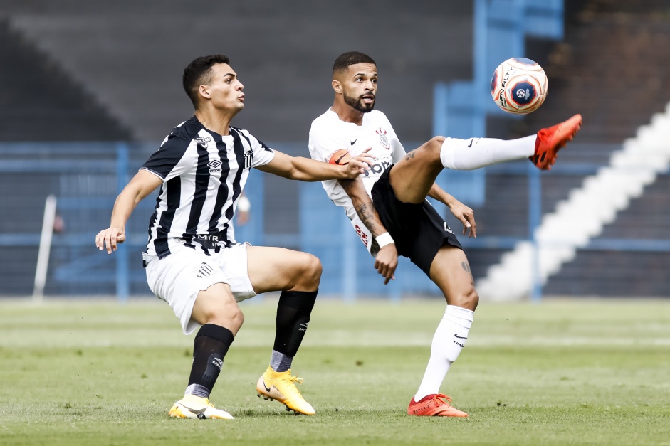 Vitinho durante duelo contra o Santos, pelo Campeonato ...